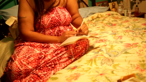 Ετών Κάνει Σταυρόλεξα Ενώ Κάθεται Στο Κρεβάτι Ένα Όμορφο Ροζ — Αρχείο Βίντεο