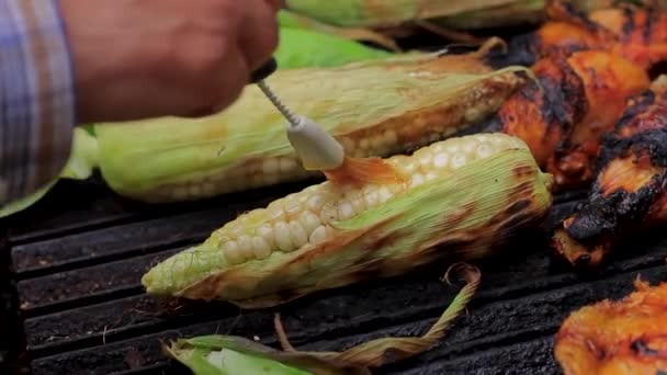 Esparcir Mantequilla Maíz Que Está Parrilla — Vídeos de Stock