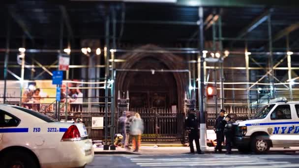 警方正在等待纽约金融区City三位一体教堂发起抗议活动 — 图库视频影像