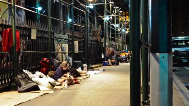 Egy Hajléktalan Hölgy Leül Kényelembe Helyezi Magát Éjszakára — Stock videók