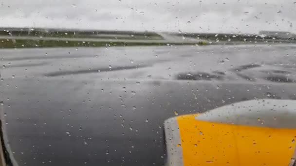 Flugzeug Hebt Bei Regen — Stockvideo