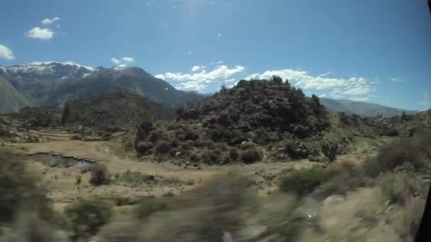 Lanzamiento Camiones Montañas Cañones Las Tierras Altas Disparo Día Soleado — Vídeos de Stock