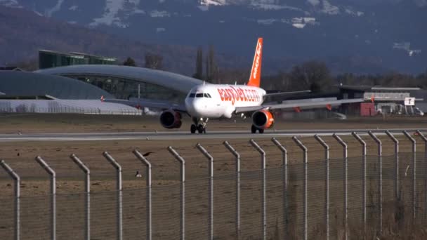 Vliegtuigen Rollen Voorkant Van Bergen Salzburg Airport — Stockvideo