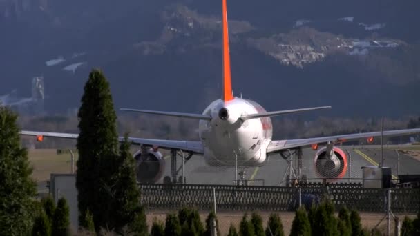Aeronave Para Rolar Frente Montanhas Aeroporto Salzburgo — Vídeo de Stock