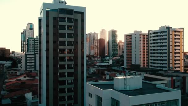 建筑物之间的落日 — 图库视频影像