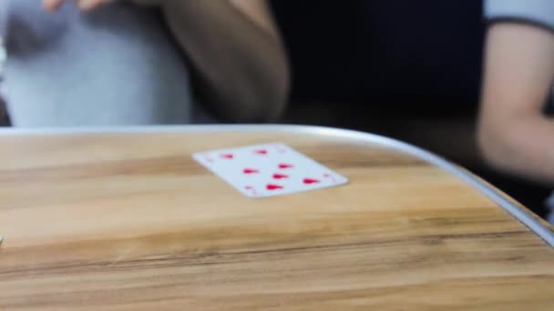 Φίλοι Που Παίζουν Χαρτιά Στο Τρένο — Αρχείο Βίντεο