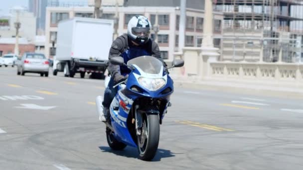 Slow Motion Aufnahmen Von Motorradfahrern Die Die Stadtstraße Hinunterfahren Von — Stockvideo
