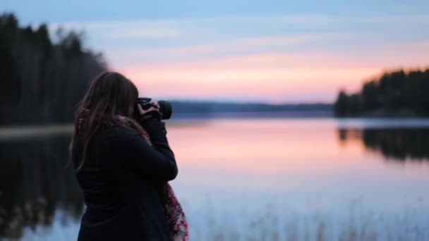 Uma Menina Fotografando Pôr Sol — Vídeo de Stock