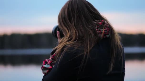 Filmagens Menina Fotografar Pôr Sol — Vídeo de Stock