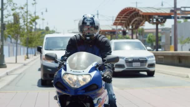 Slow Motion Video Del Hombre Montando Superbike Por Calle Ciudad — Vídeos de Stock