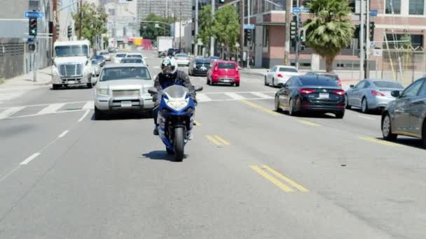 街の通りに車線を変更するオートバイのスローモーション映像 — ストック動画