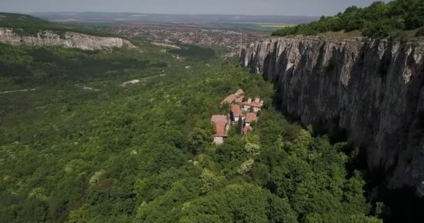 Filmación Antiguo Monasterio Europeo Campo Cubierto Bosques Verdes Acantilados Rocosos — Vídeos de Stock
