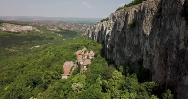 Filmación Antiguo Monasterio Europeo Campo Cubierto Bosques Verdes Acantilados Rocosos — Vídeos de Stock