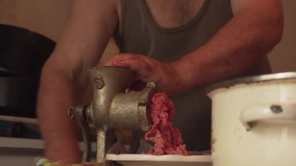 一个男人在一个老式磨床上的罐顶磨肉 — 图库视频影像