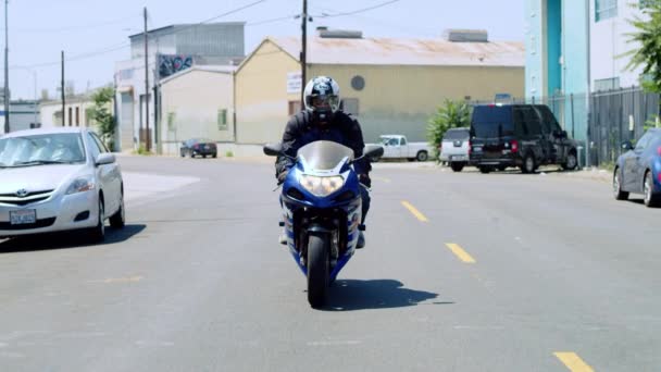 Slow Motion Frontal Auf Aufnahmen Von Motorradfahrern Die Sanft Auf — Stockvideo