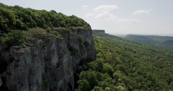 Filmación Antiguo Monasterio Europeo Campo Cubierto Bosques Verdes Acantilados Rocosos — Vídeos de Stock