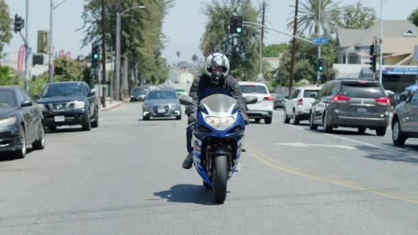 Lenta Moción Video Hombre Montando Superbike Por Una Calle Vista — Vídeos de Stock