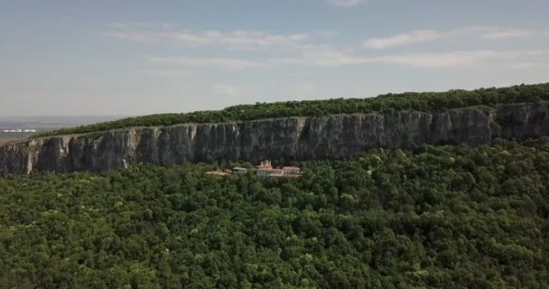 Eski Bir Avrupa Manastırı Kırsal Kesimin Görüntüleri Yeşil Orman Kayalık — Stok video