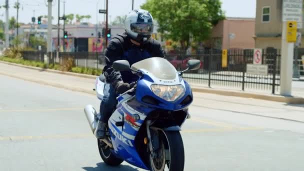 Slow Motion Video Motociclista Guida Superbike Lungo Una Strada Tranquilla — Video Stock