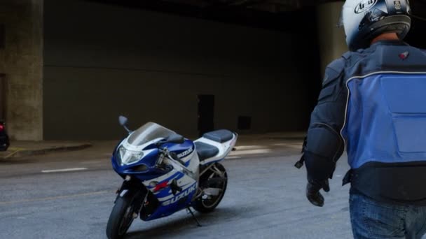 Langsamfahrender Mann Nähert Sich Und Steigt Auf Motorrad Und Fährt — Stockvideo