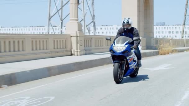 慢动作视频回顾男子骑摩托车在城市街道上 — 图库视频影像