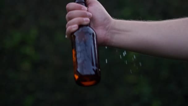 Imágenes Movimiento Lento Agitando Una Botella Cerveza Con Pulgar Sobre — Vídeos de Stock