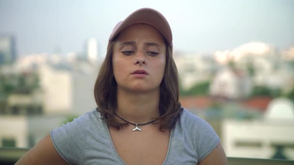 Kızgın Surat Veren Genç Kız — Stok video