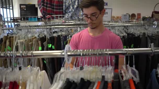 Primer Plano Adolescente Mirando Través Rack Ropa Una Tienda — Vídeos de Stock