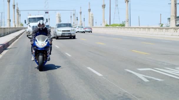 Slow Motion Video Front View Man Riding Superbike Main Road — Stock Video