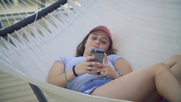 中出しの十代の女の子のテキスト上のハンモック — ストック動画