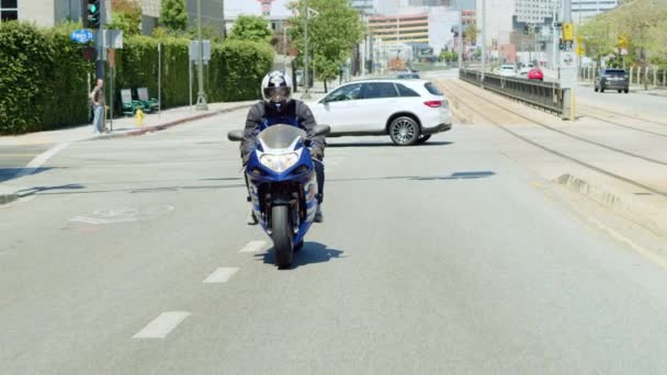 Slow Motion Video Motocyklisty Odbočit Vlevo Křižovatce Pohled Zepředu — Stock video