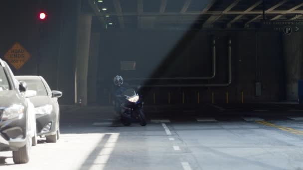 Slow Motion Záběry Motocyklista Nakloní Když Zatáčí Roh Zrychluje Přední — Stock video