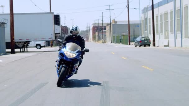 Vídeo Movimiento Lento Motociclista Tejiendo Izquierda Derecha Calle Ciudad — Vídeo de stock