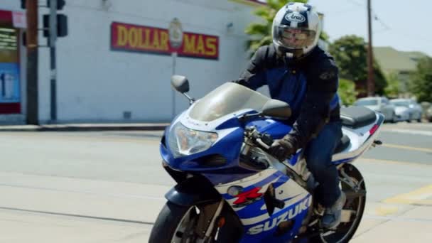 Vista Cámara Movimiento Lento Mirando Hacia Atrás Hacia Motociclista Girando — Vídeo de stock