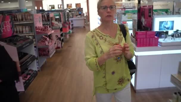 Steadicam Beweging Van Vrouw Lopen Door Een Make Winkel — Stockvideo