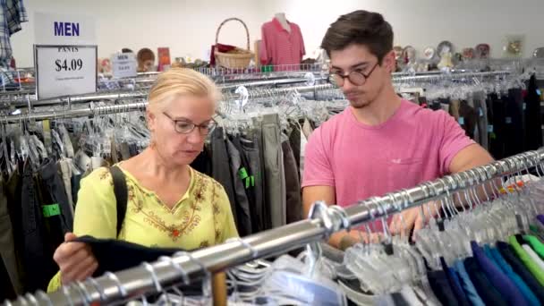 Mutter Und Sohn Kaufen Second Hand Kleidung Einem Geschäft — Stockvideo