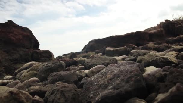 Caminando Sobre Las Rocas Playa Cámara Lenta — Vídeo de stock