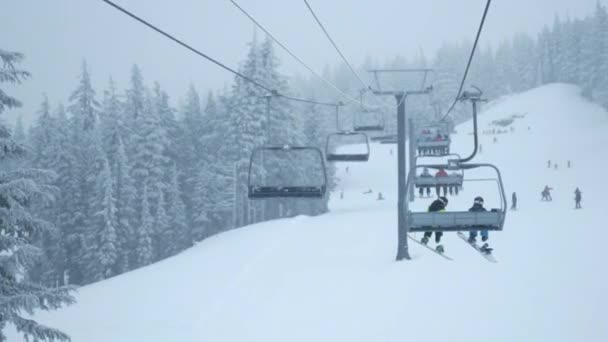 Skilift Junggesellenabschied — Stockvideo