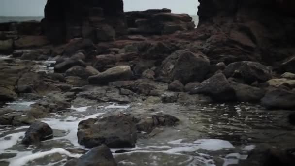 Bølgene Krasjer Dramatisk Klippene Ved Stranden Sakte Bevegelse – stockvideo