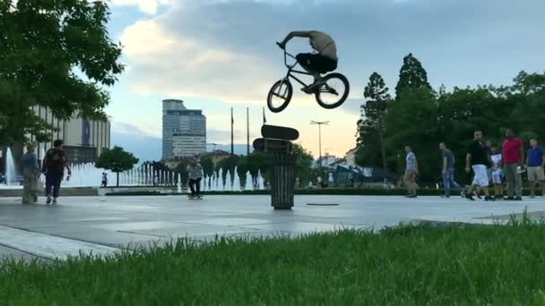 Slowmo Motorkář Skákání Přes Skateboardy Parku Blízkosti Národního Paláce Kultury — Stock video