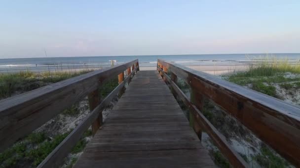 Passeggiando Lungo Lungomare Soleggiato Fino Alla Spiaggia Rallentatore — Video Stock