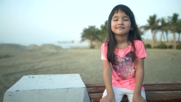 Średnia Strzał Dziewczyna Uśmiecha Się Plaży — Wideo stockowe