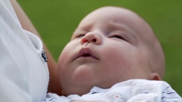 Gros Plan Bébé Regardant Mère — Video