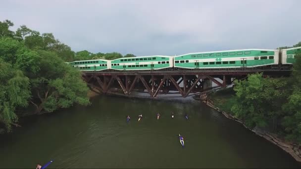 Passagerartåg Bro Med Kayakers Titta Från Floden Nedanför — Stockvideo