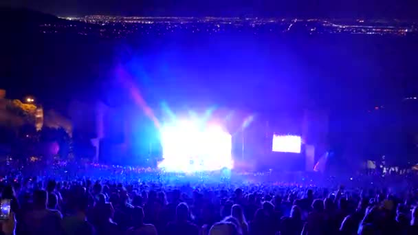 Lichter Blinken Als Konzertbesucher Red Rocks Amphitheater Feiern — Stockvideo