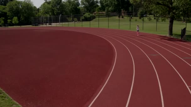 Tiener Meisje Atleet Loopt Rond Bocht Een Hardloopbaan Zomer — Stockvideo