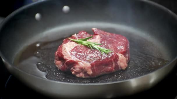 프라이팬에 맛있는 쇠고기 스테이크 — 비디오