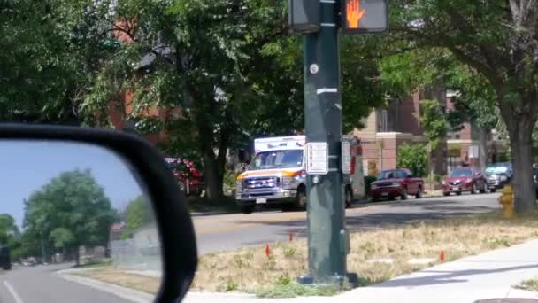 Ambulans Denver Şehir Merkezinde Hafif Ateşte Otururken Geçiyor — Stok video