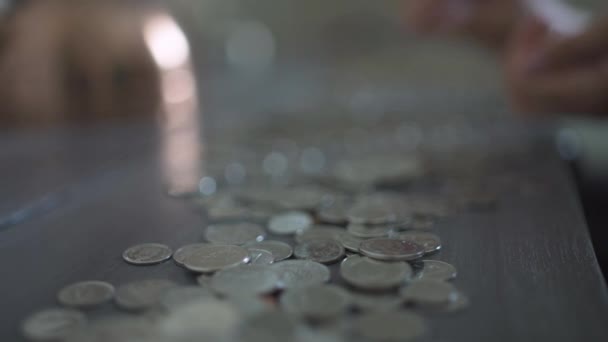 Manos Recogiendo Monedas Canadienses — Vídeos de Stock