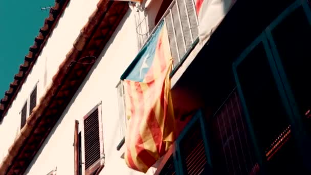 在风中飘扬的加泰罗尼亚旗 — 图库视频影像